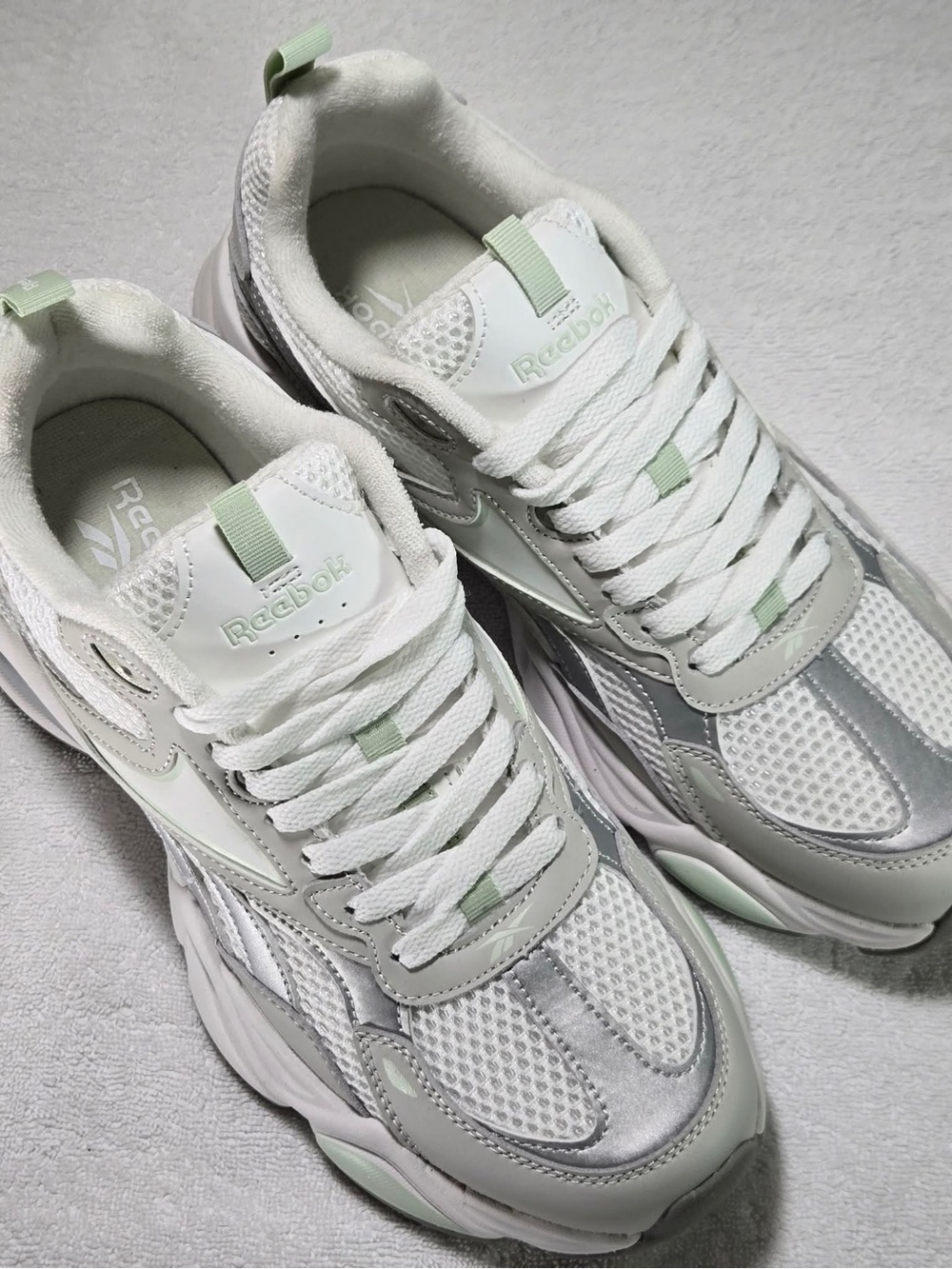 Reebok Women's White & Mint Chunky Mesh Runner Sneakers New Without Tags Size 11